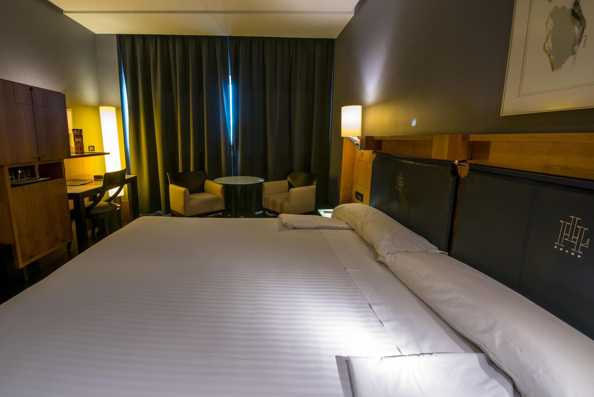 Gran Hotel Lakua Vitoria-Gasteiz Exterior photo A room at the hotel