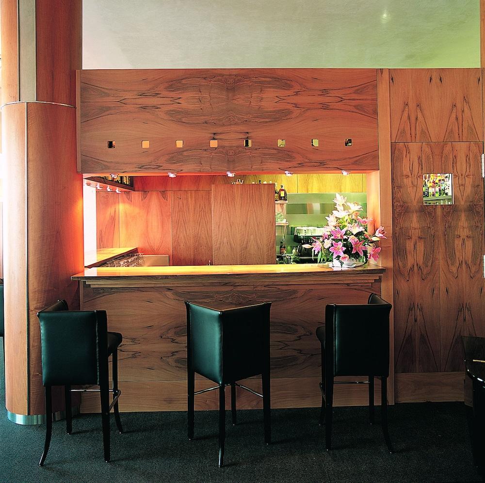 Gran Hotel Lakua Vitoria-Gasteiz Exterior photo The bar at the restaurant