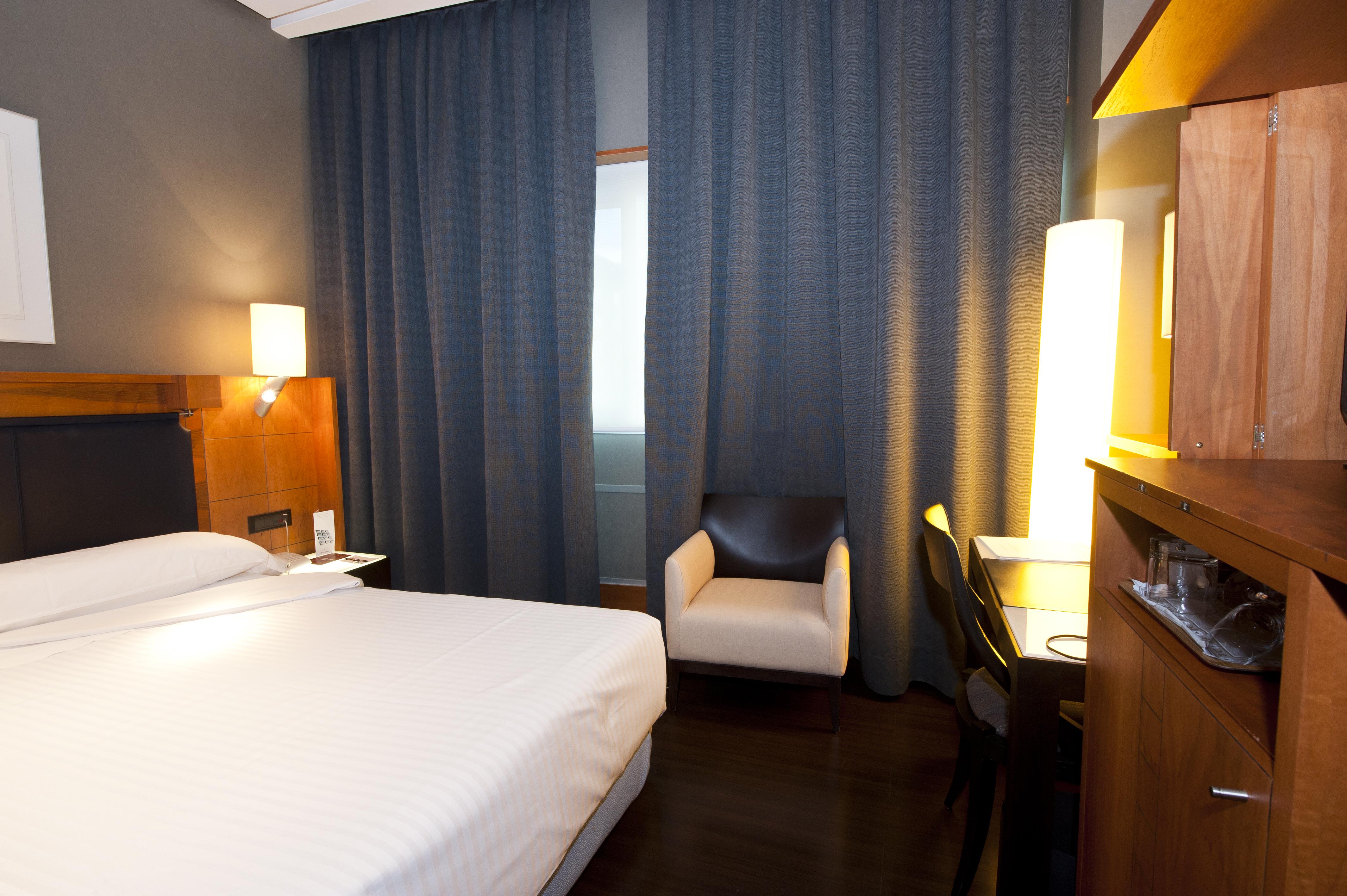 Gran Hotel Lakua Vitoria-Gasteiz Exterior photo A room at the hotel