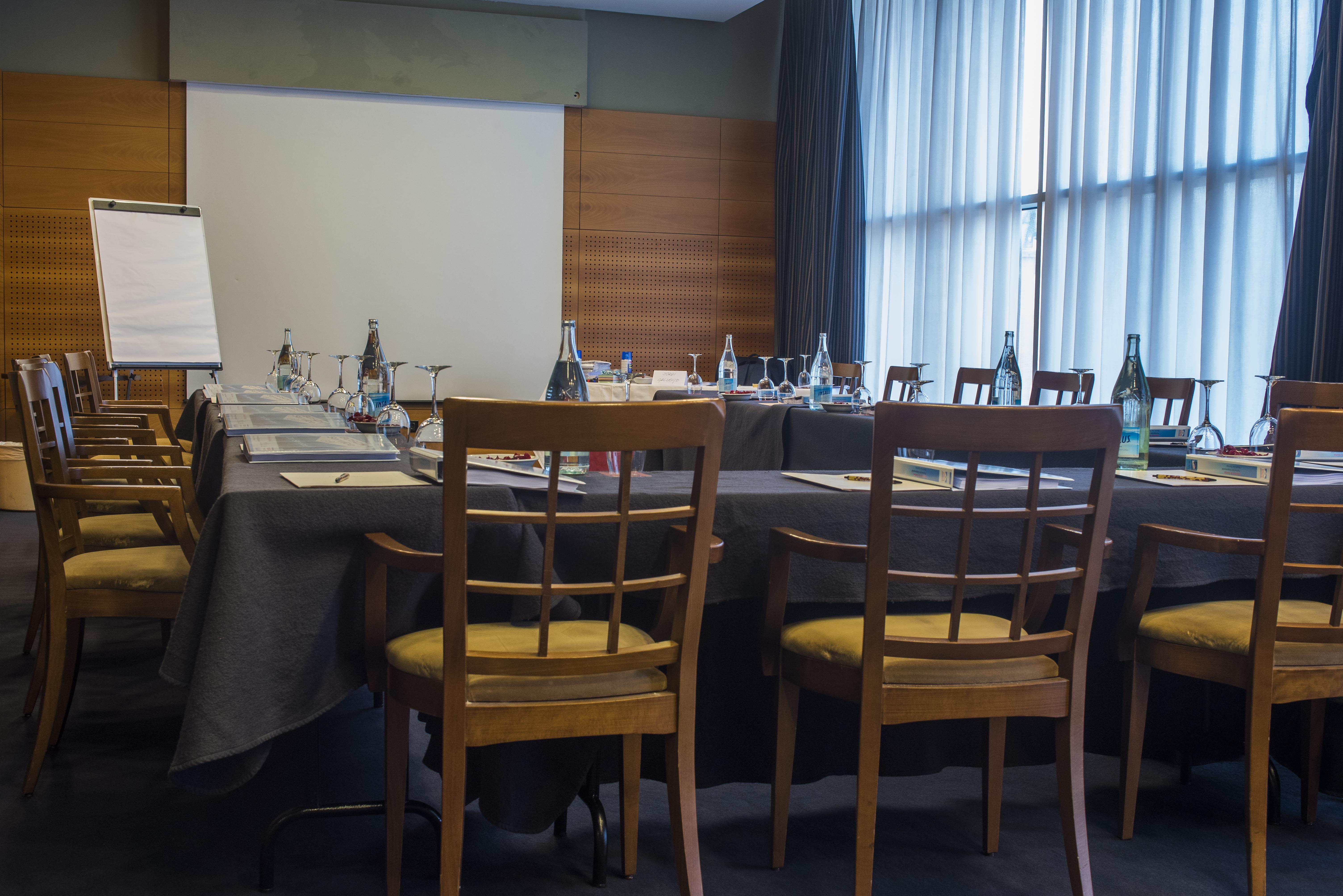 Gran Hotel Lakua Vitoria-Gasteiz Exterior photo A meeting room at the hotel